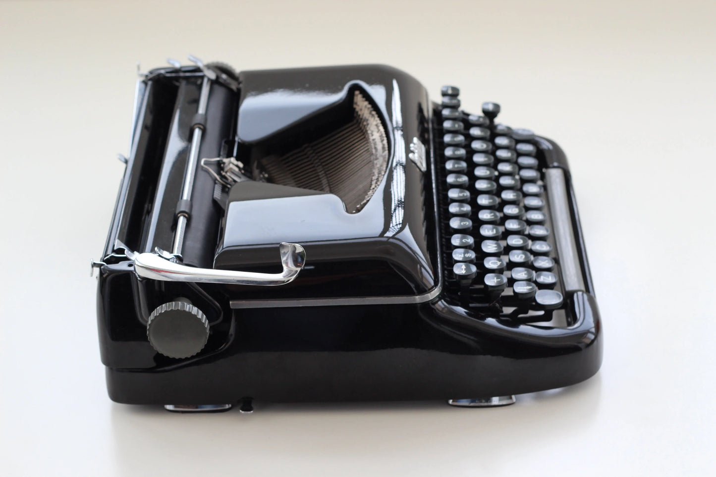 Erika Model 10 Black Vintage Typewriter, Professionally Serviced - ElGranero Typewriter.Company
