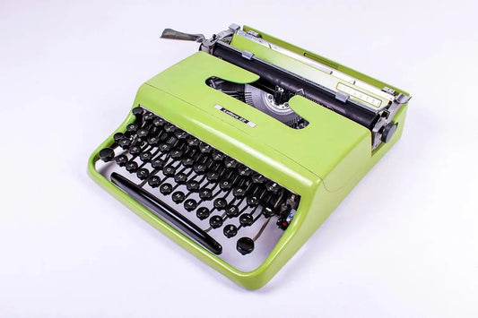 Olivetti Pluma 22 Pistachio, Vintage Manual Typewriter, Refurbished - ElGranero Typewriter.Company