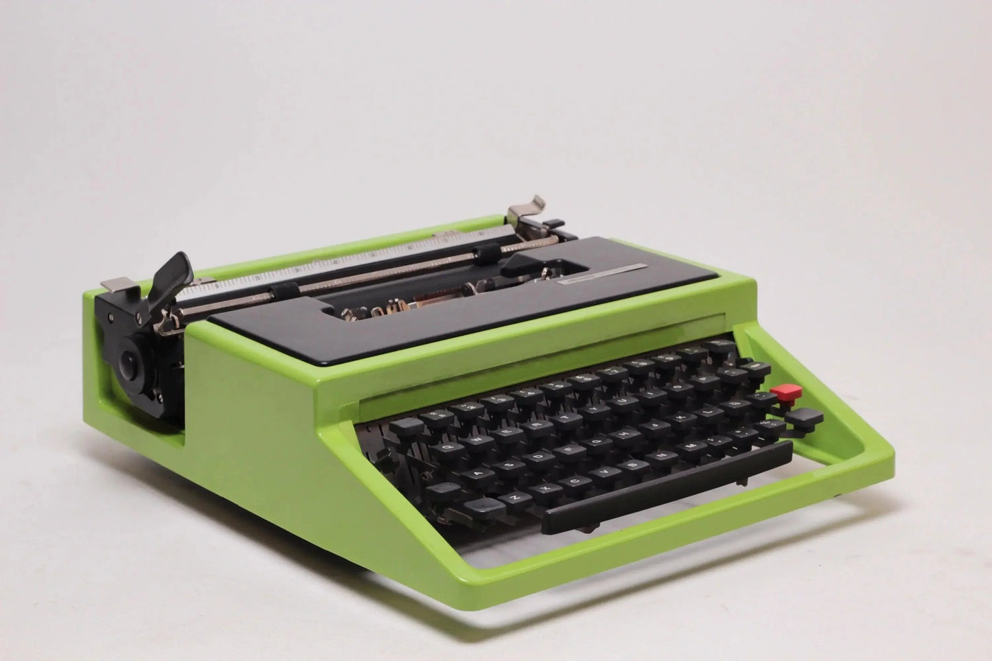 SOLD! Olivetti Dora Green Black, Vintage Manual Typewriter, Refurbished - ElGranero Typewriter.Company