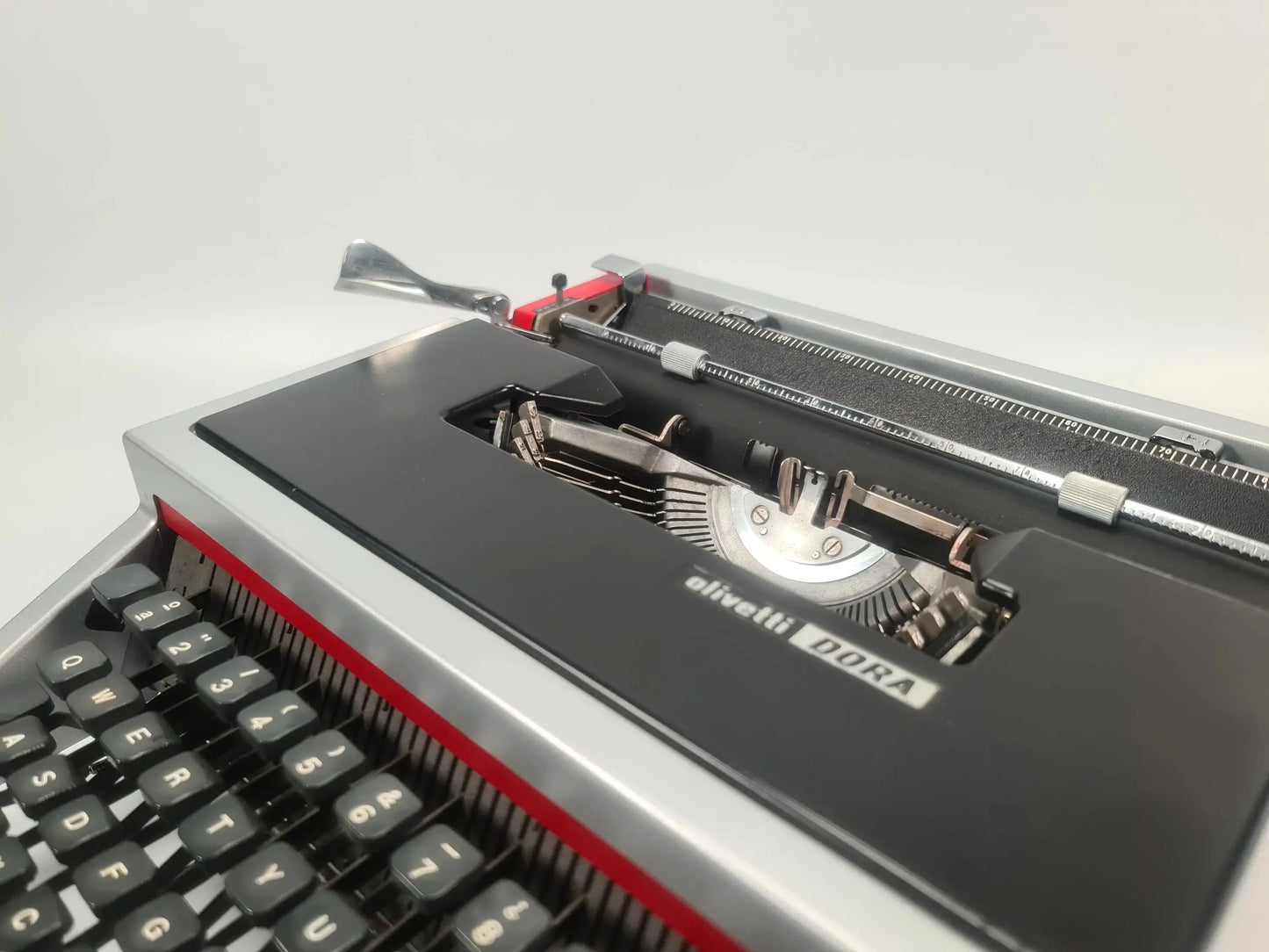 Olivetti Dora / Lettera 31 Silver & Black Typewriter, Manual, Vintage, QWERTY, Refurbished - ElGranero Typewriter.Company