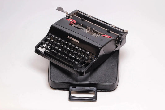 Olivetti Lettera 32 Glossy Black Vintage Manual Typewriter, Refurbished - ElGranero Typewriter.Company