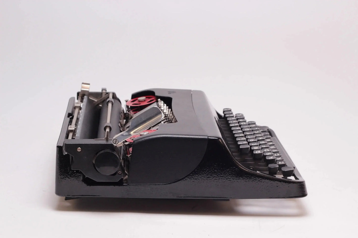 Olivetti Lettera 32 Glossy Black Vintage Manual Typewriter, Refurbished - ElGranero Typewriter.Company