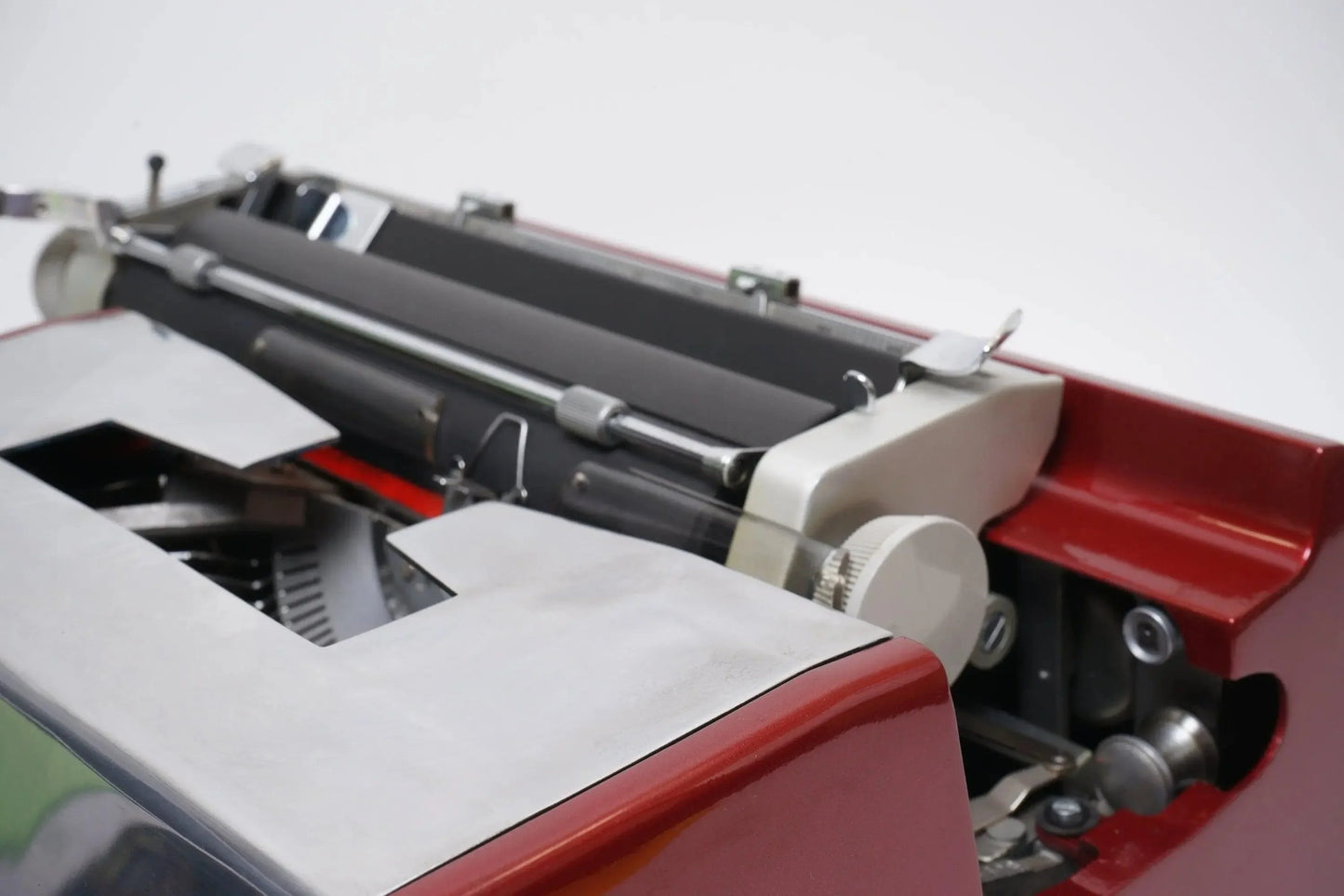 Olivetti Studio de Luxe, Burgundy, Black Vintage Typewriter, Restored - ElGranero Typewriter.Company