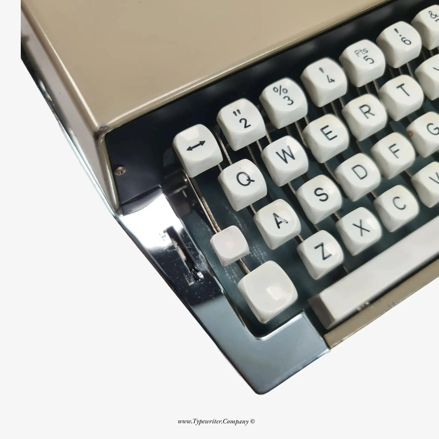 Nippo P-200 Manual Vintage Typewriter, Serviced, Qwerty Keyboard - ElGranero Typewriter.Company