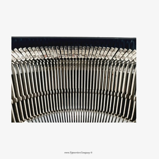 SOLD! Olivetti Dora / Lettera 31 Manual Vintage Typewriter, Portable - ElGranero Typewriter.Company