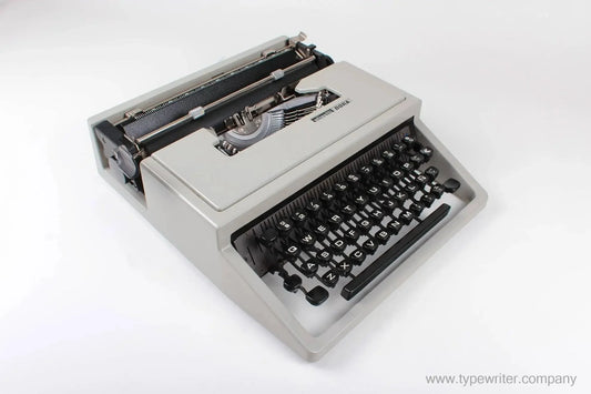 Olivetti Dora Gray, Vintage Manual Typewriter, Refurbished - ElGranero Typewriter.Company