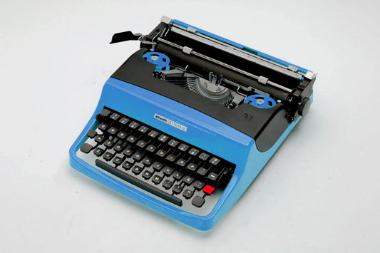 Olivetti Lettera 32 Custom Color, Vintage Manual Typewriter, Refurbished - ElGranero Typewriter.Company