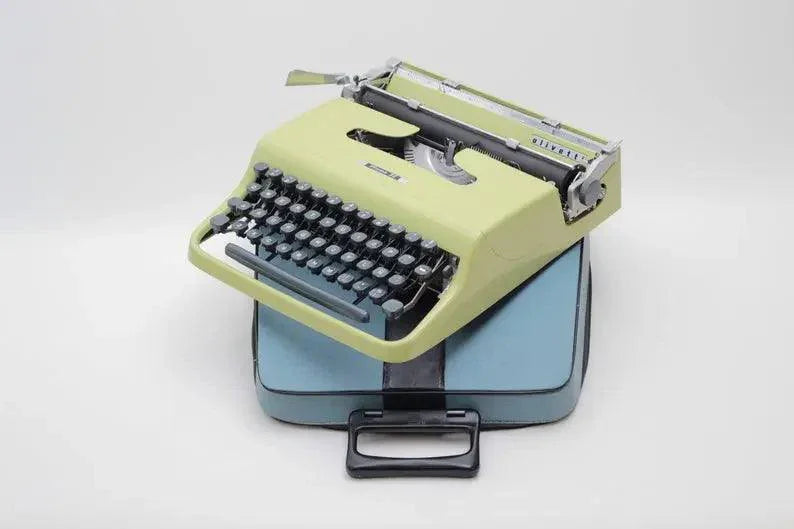 Olivetti Pluma 22, Original Green Manual Vintage Typewriter, Serviced - ElGranero Typewriter.Company