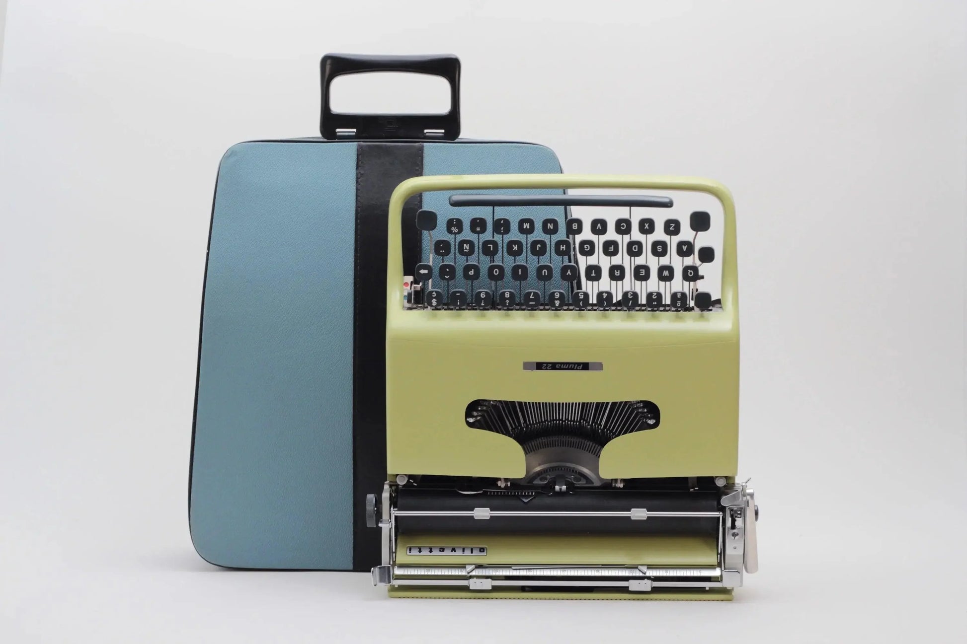 Olivetti Pluma 22, Original Green Manual Vintage Typewriter, Serviced - ElGranero Typewriter.Company