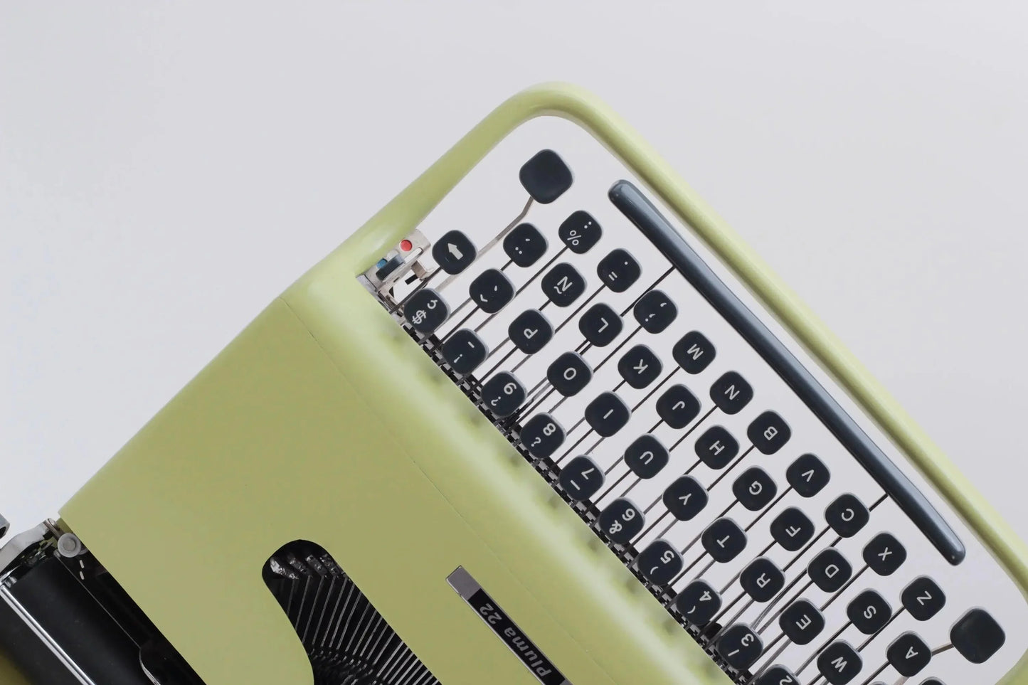 Olivetti Pluma 22, Original Green Manual Vintage Typewriter, Serviced - ElGranero Typewriter.Company
