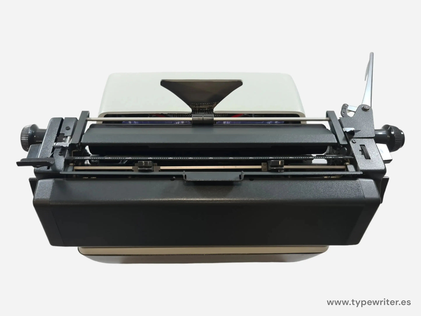 Olympia SG 3, carriage A3, manual refurbished typewriter, vintage - ElGranero Typewriter.Company