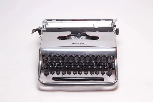 Olivetti Pluma 22, Polished Silver Manual Vintage Typewriter, Restored - ElGranero Typewriter.Company