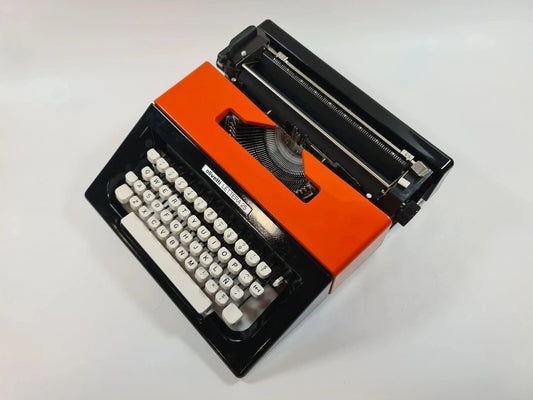 Olivetti Lettera 25 Custom Color, Vintage Manual Typewriter, Restored - ElGranero Typewriter.Company