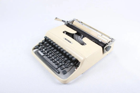 Olivetti Pluma 22 Original Cream Manual Vintage Typewriter, Serviced - ElGranero Typewriter.Company