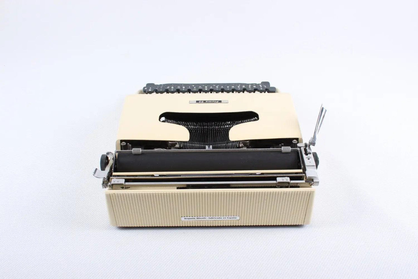 Olivetti Pluma 22 Original Cream Manual Vintage Typewriter, Serviced - ElGranero Typewriter.Company