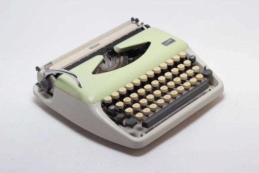 SOLD! Tippa Adler Gray Beige, Vintage Manual Typewriter, Refurbished - ElGranero Typewriter.Company