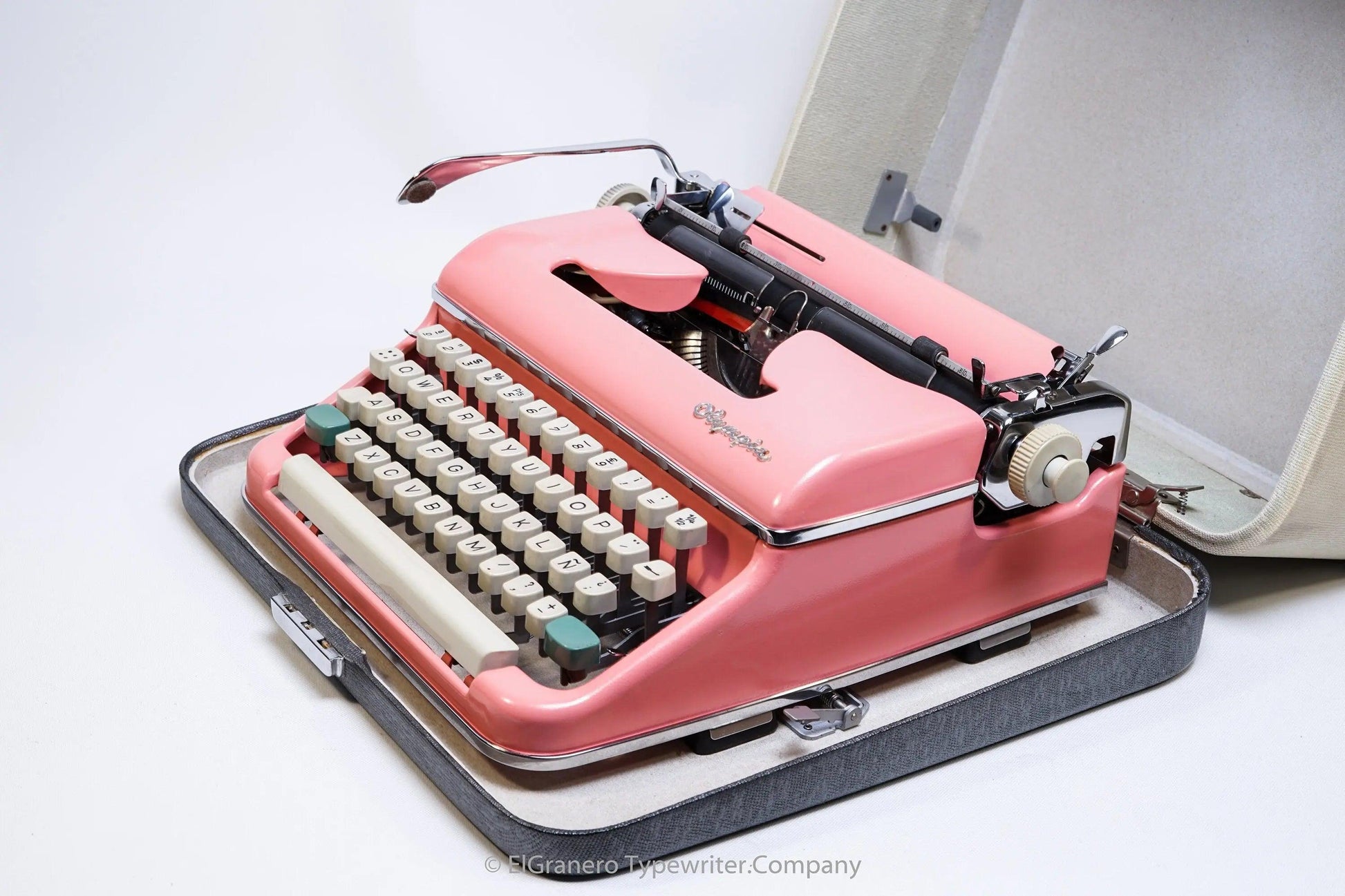 SOLD! Olympia SM, Vintage Manual Typewriter, Refurbished - ElGranero Typewriter.Company