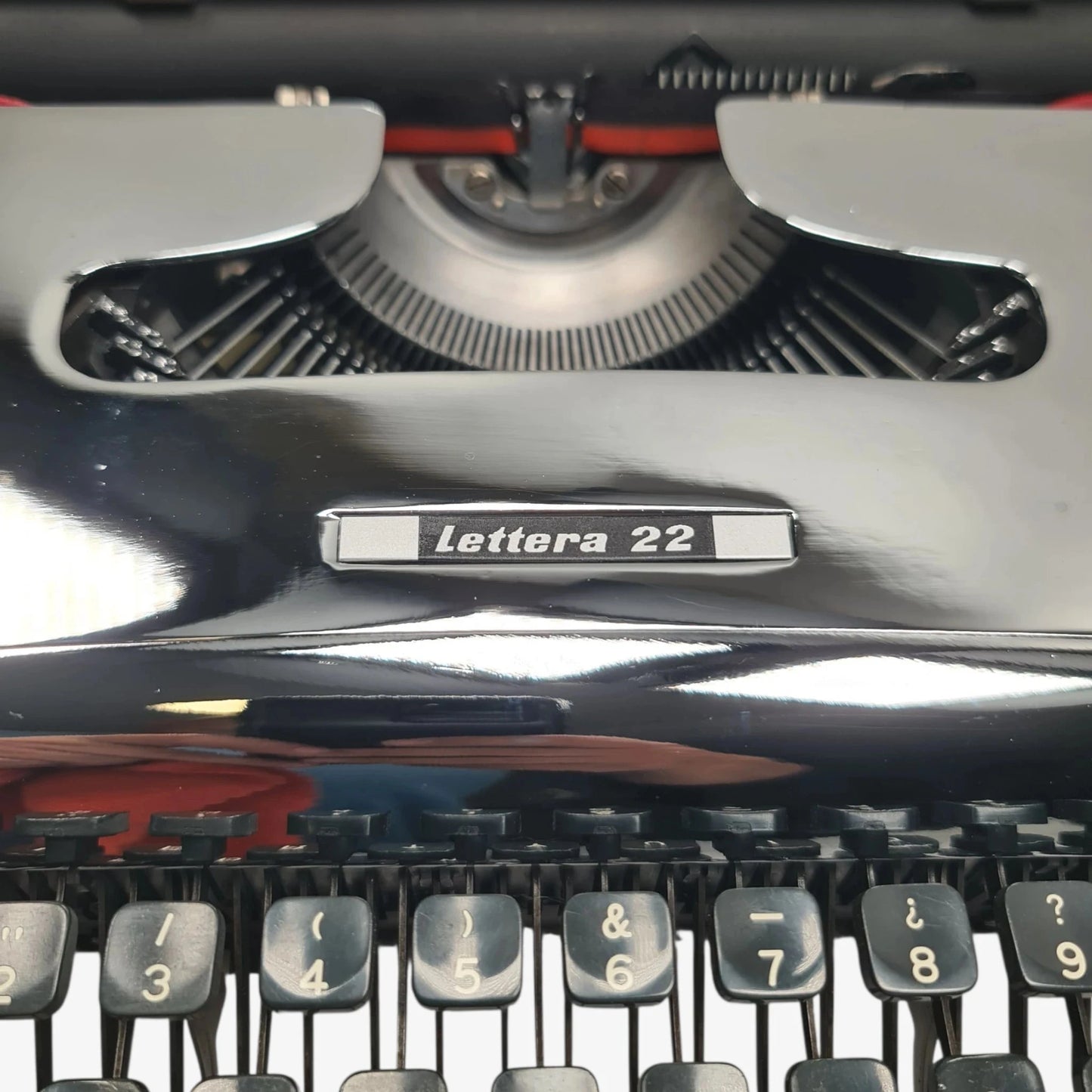 Olivetti Pluma 22 - Chrome Limited Edition Typewriter QWERTY  ElGranero Typewriter.Company