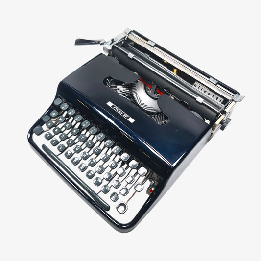 (Copia) Olivetti Pluma 22 - Chrome Limited Edition Typewriter QWERTY  ElGranero Typewriter.Company