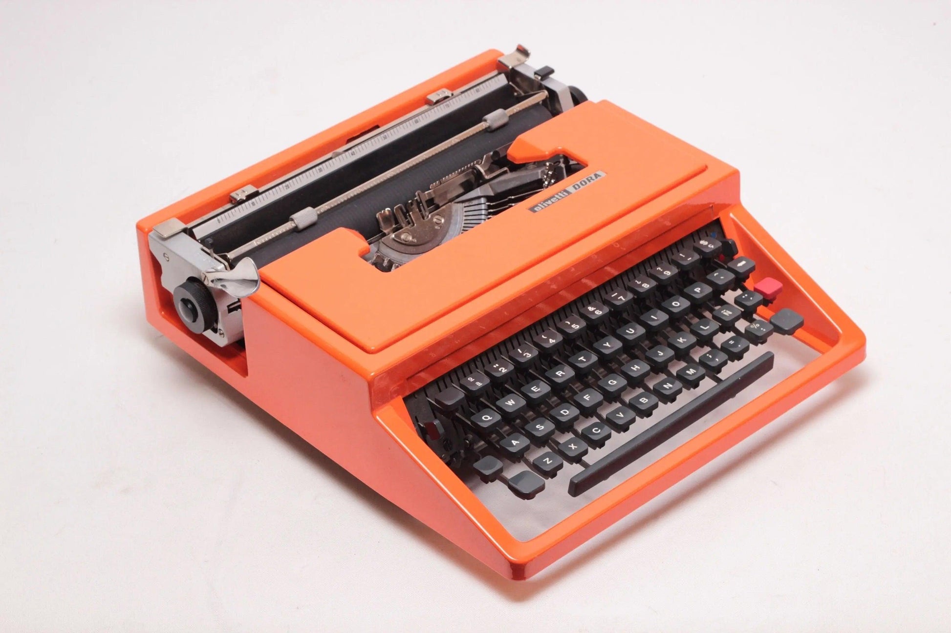 SOLD! Olivetti Dora / Lettera 31 Manual Vintage Typewriter, Refurbished - ElGranero Typewriter.Company