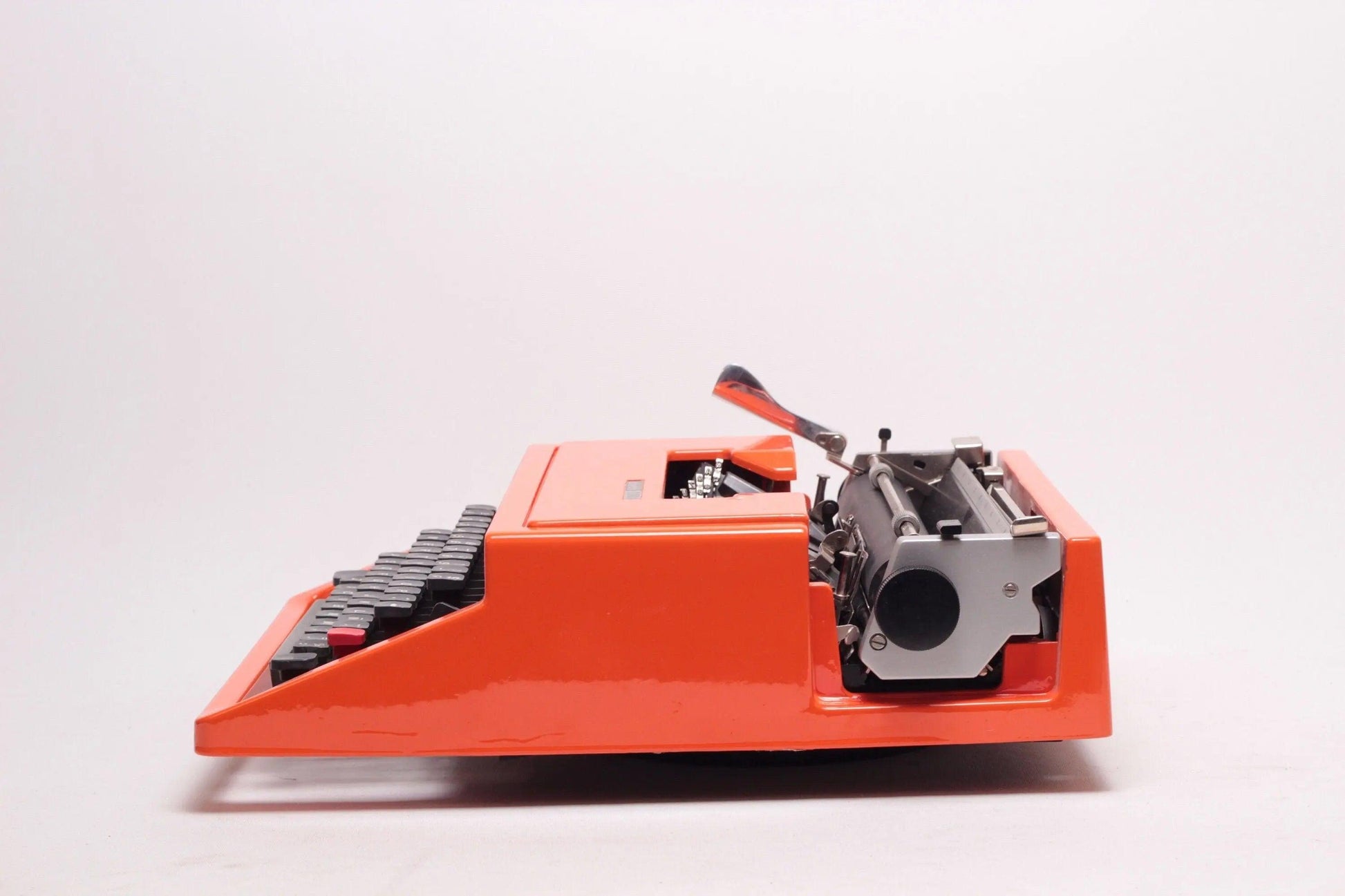 SOLD! Olivetti Dora / Lettera 31 Manual Vintage Typewriter, Refurbished - ElGranero Typewriter.Company