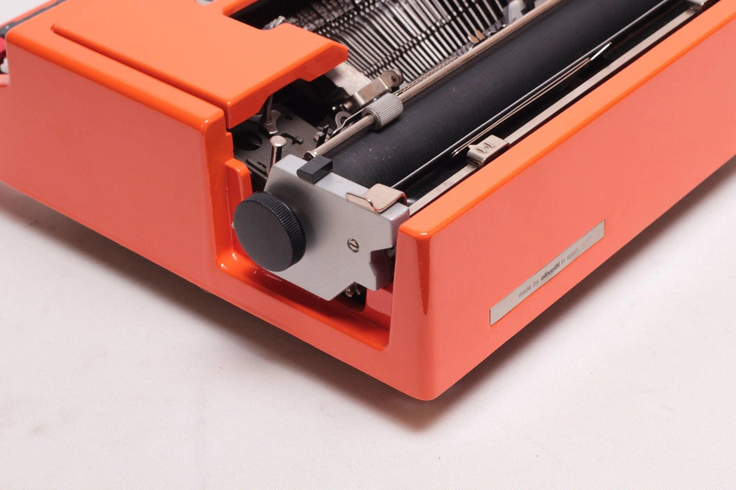 SOLD! Olivetti Dora / Lettera 31 Manual Vintage Typewriter, Refurbished - ElGranero Typewriter.Company