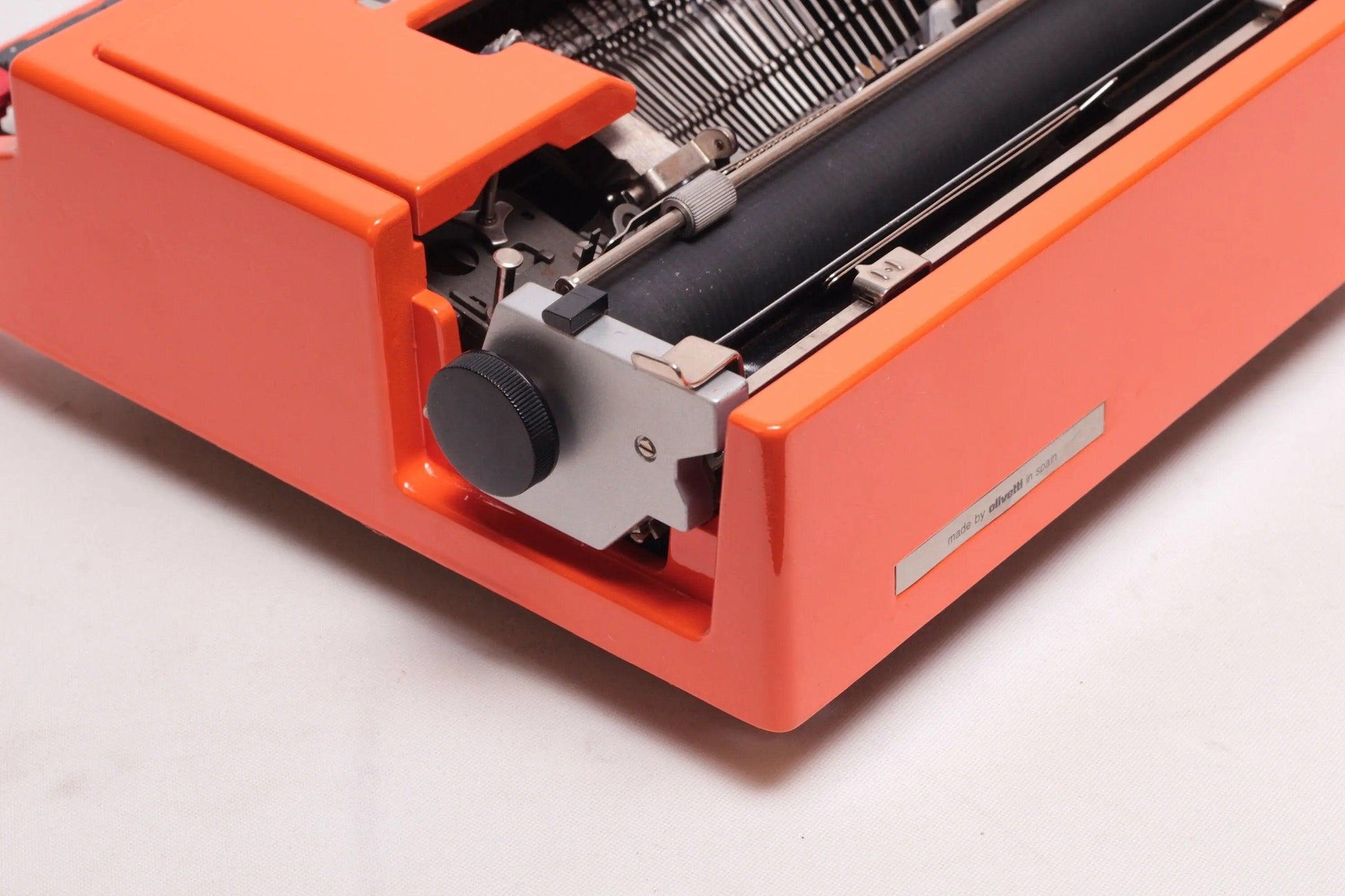 SOLD! Olivetti Dora / Lettera 31 Manual Vintage Typewriter, Refurbished - ElGranero Typewriter.Company