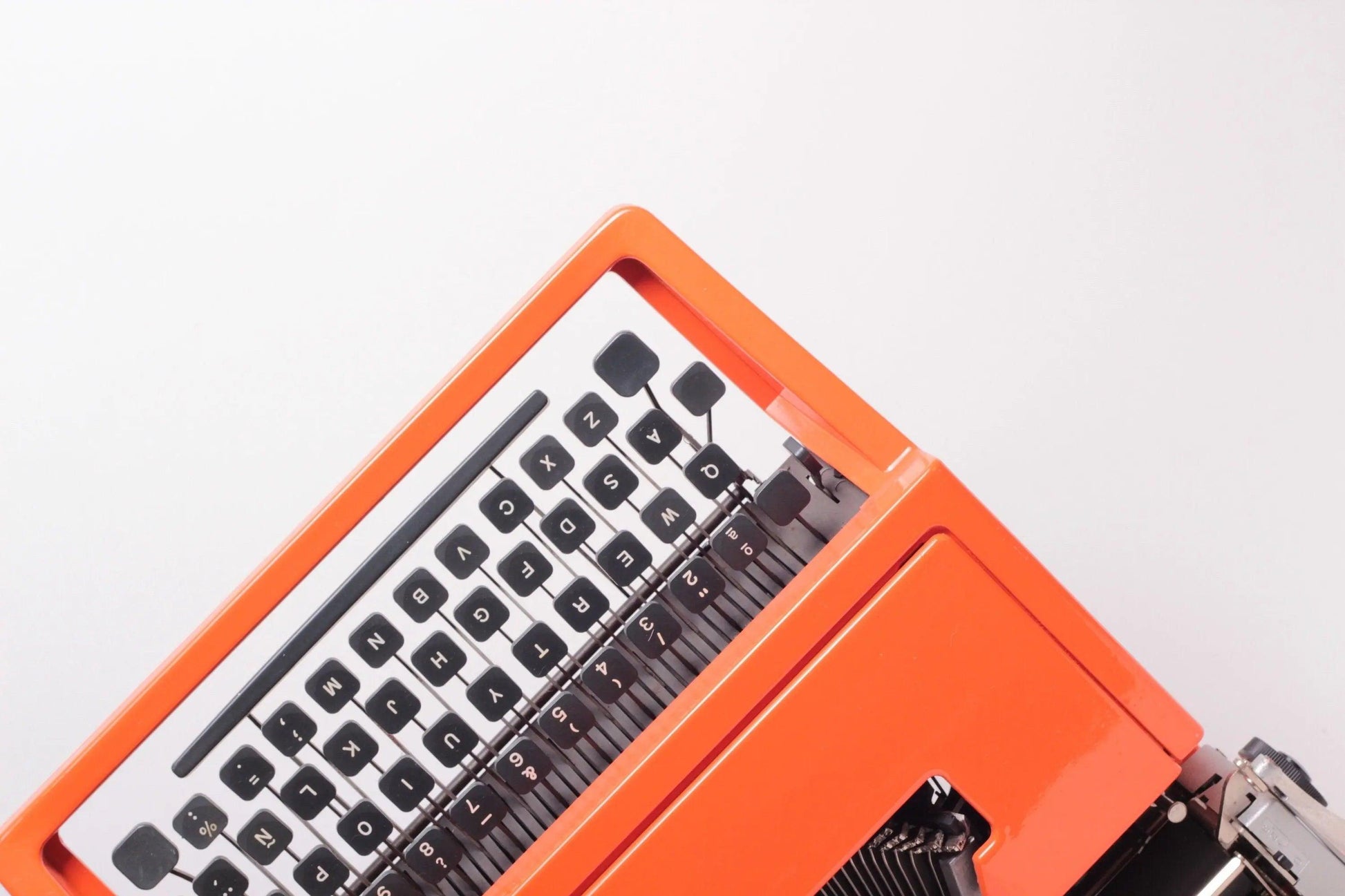 SOLD! Olivetti Dora / Lettera 31 Manual Vintage Typewriter, Refurbished - ElGranero Typewriter.Company