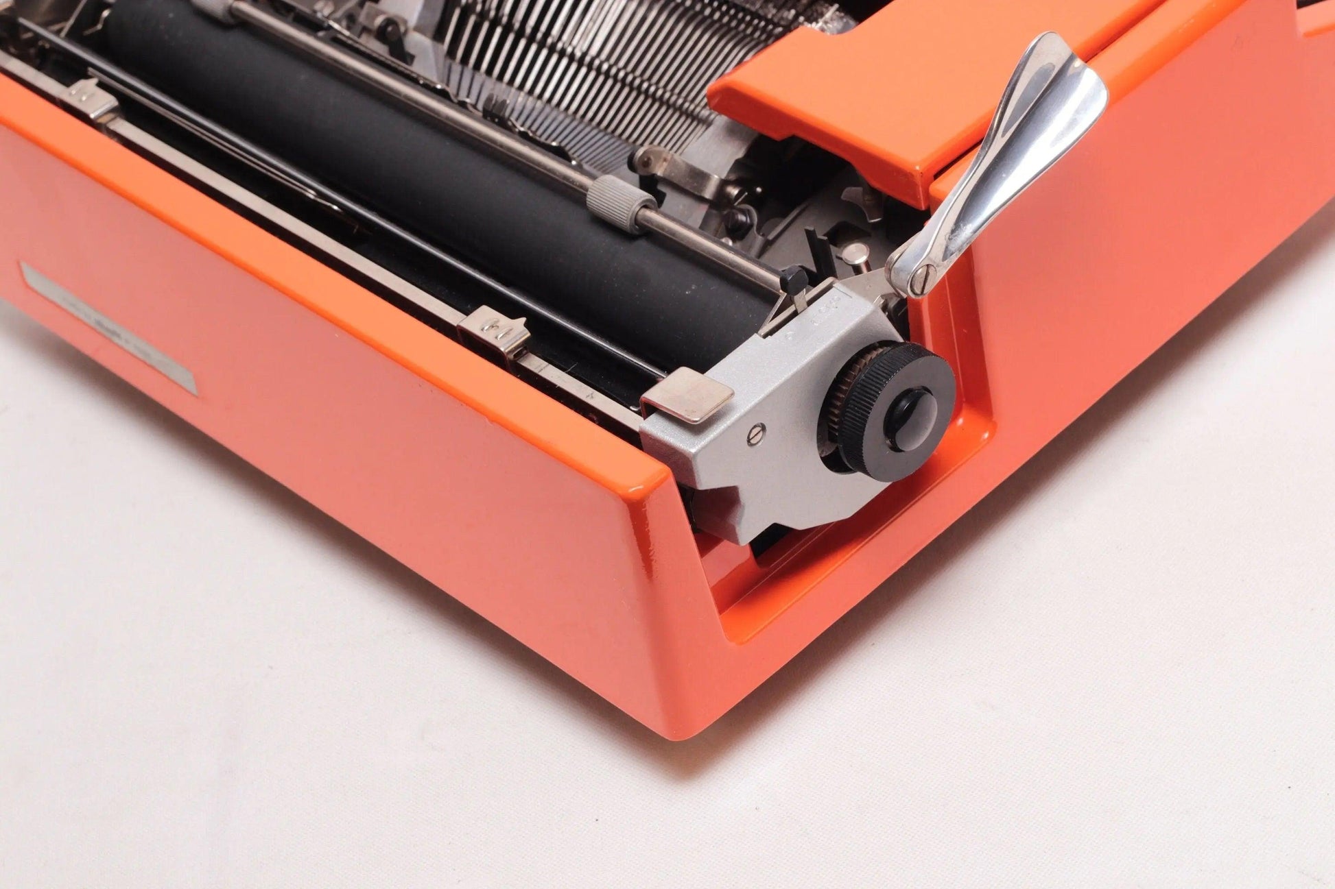 SOLD! Olivetti Dora / Lettera 31 Manual Vintage Typewriter, Refurbished - ElGranero Typewriter.Company