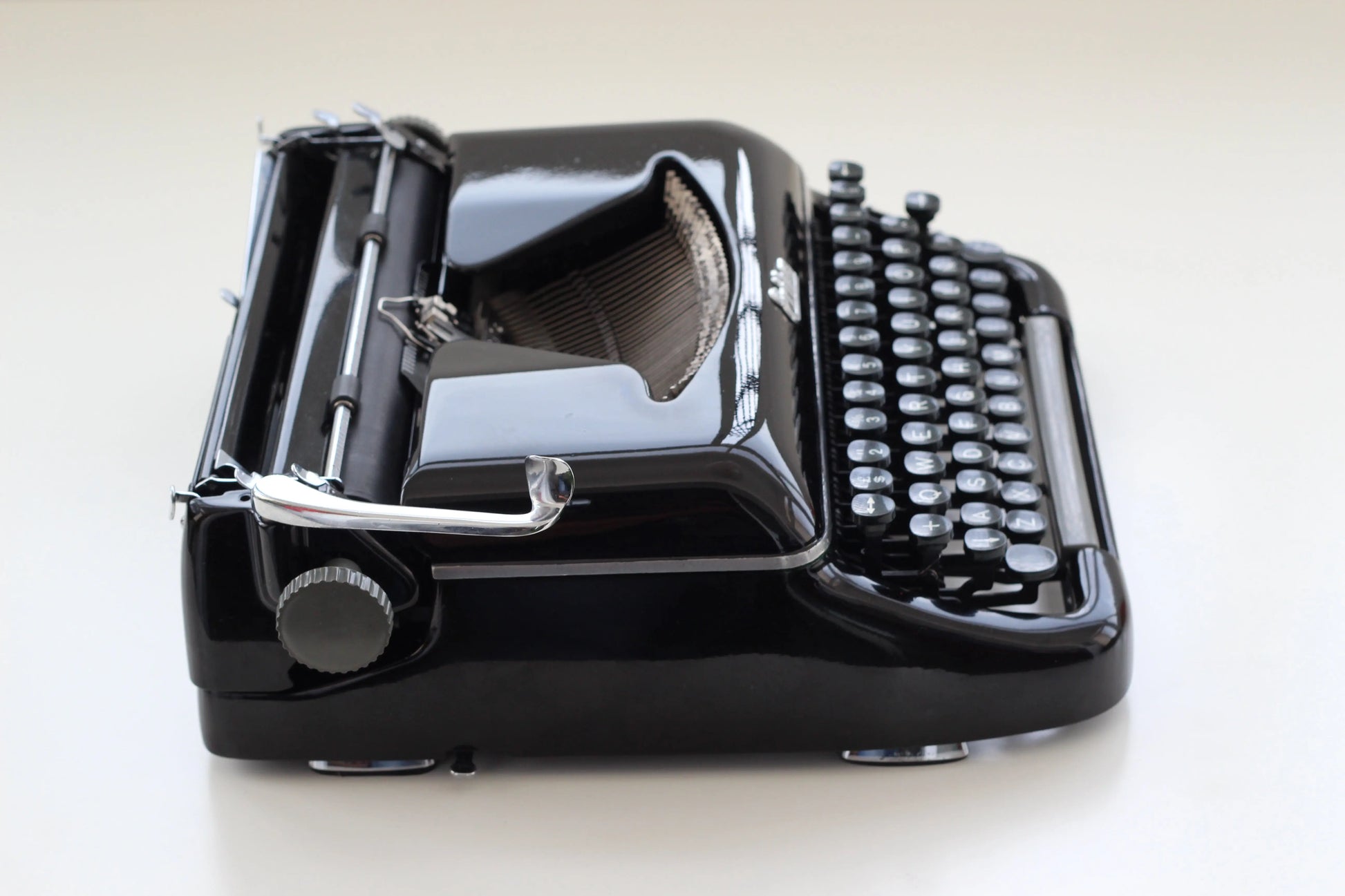 Erika Model 10 Black Vintage Typewriter, Professionally Serviced - ElGranero Typewriter.Company
