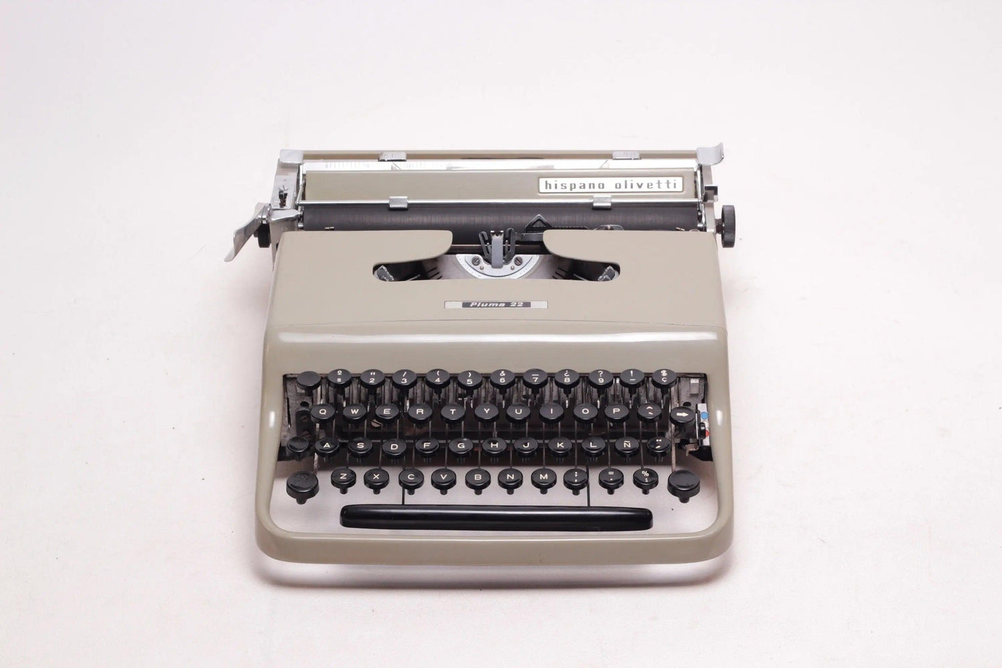 SOLD! Olivetti Pluma 22 Manual Vintage Typewriter, Portable, Serviced - ElGranero Typewriter.Company
