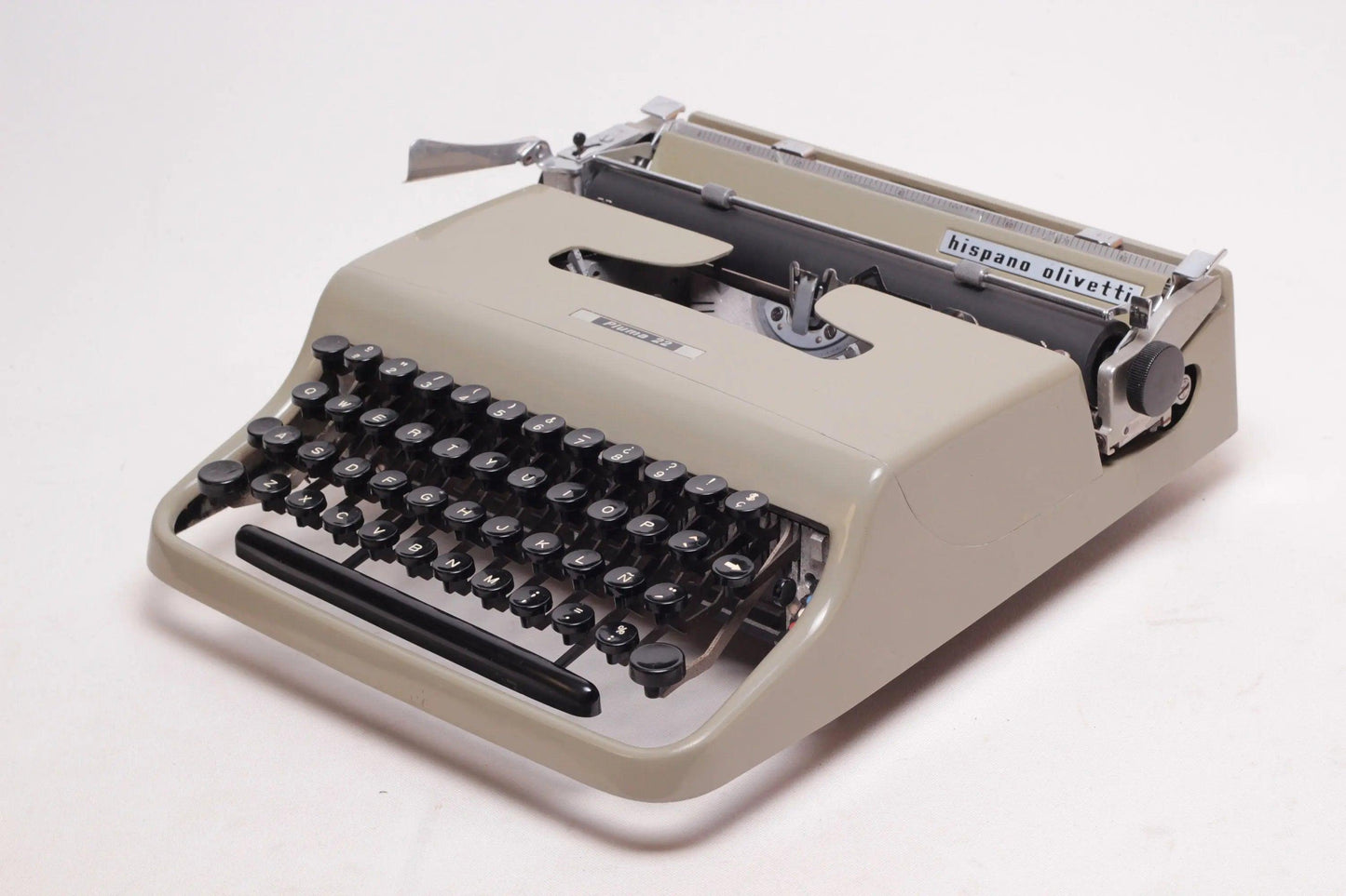SOLD! Olivetti Pluma 22 Manual Vintage Typewriter, Portable, Serviced - ElGranero Typewriter.Company
