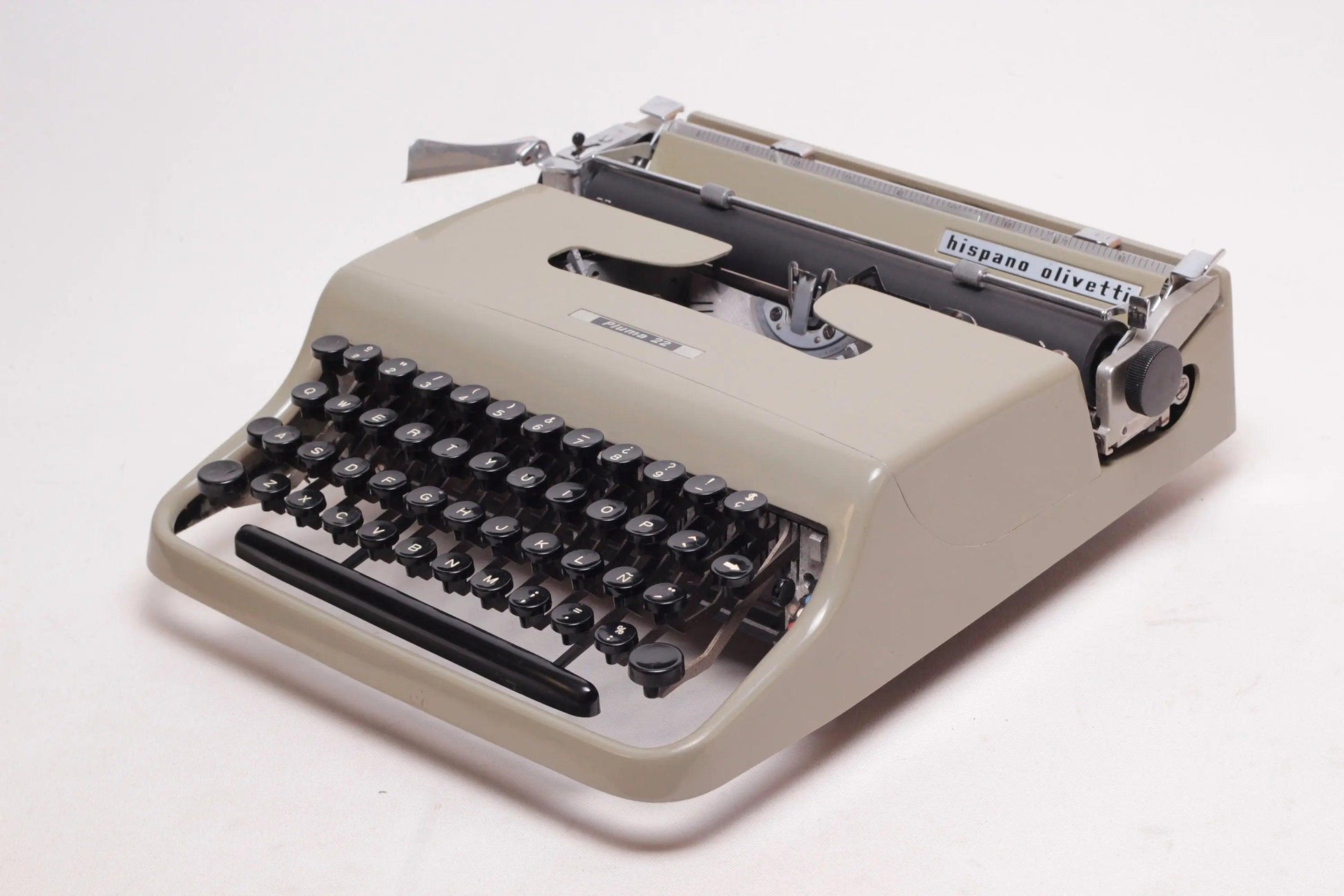 SOLD! Olivetti Pluma 22 Manual Vintage Typewriter, Portable, Serviced - ElGranero Typewriter.Company