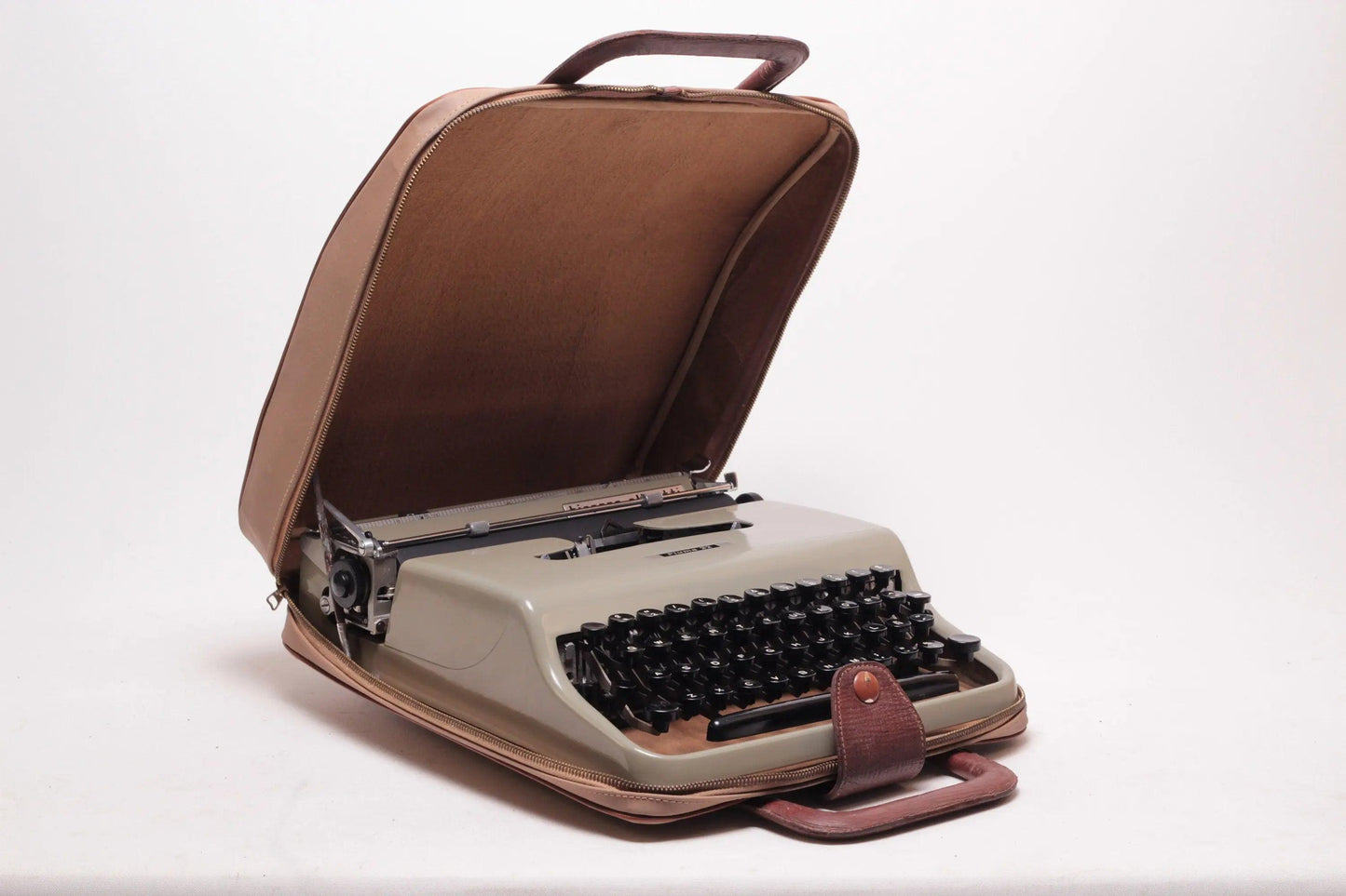 SOLD! Olivetti Pluma 22 Manual Vintage Typewriter, Portable, Serviced - ElGranero Typewriter.Company