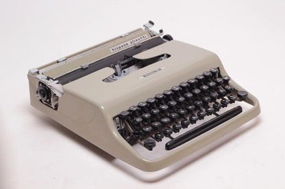 SOLD! Olivetti Pluma 22 Manual Vintage Typewriter, Portable, Serviced - ElGranero Typewriter.Company