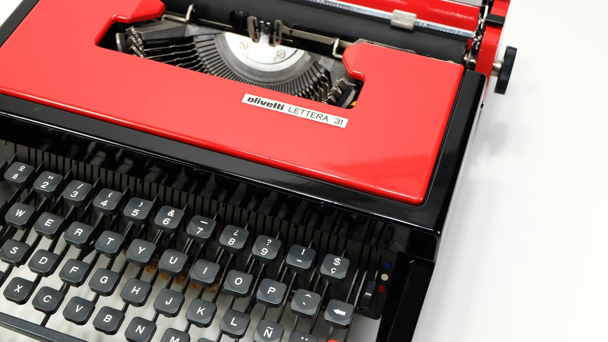 SOLD! Olivetti Dora / Lettera 31 Manual Vintage Typewriter, Portable - ElGranero Typewriter.Company