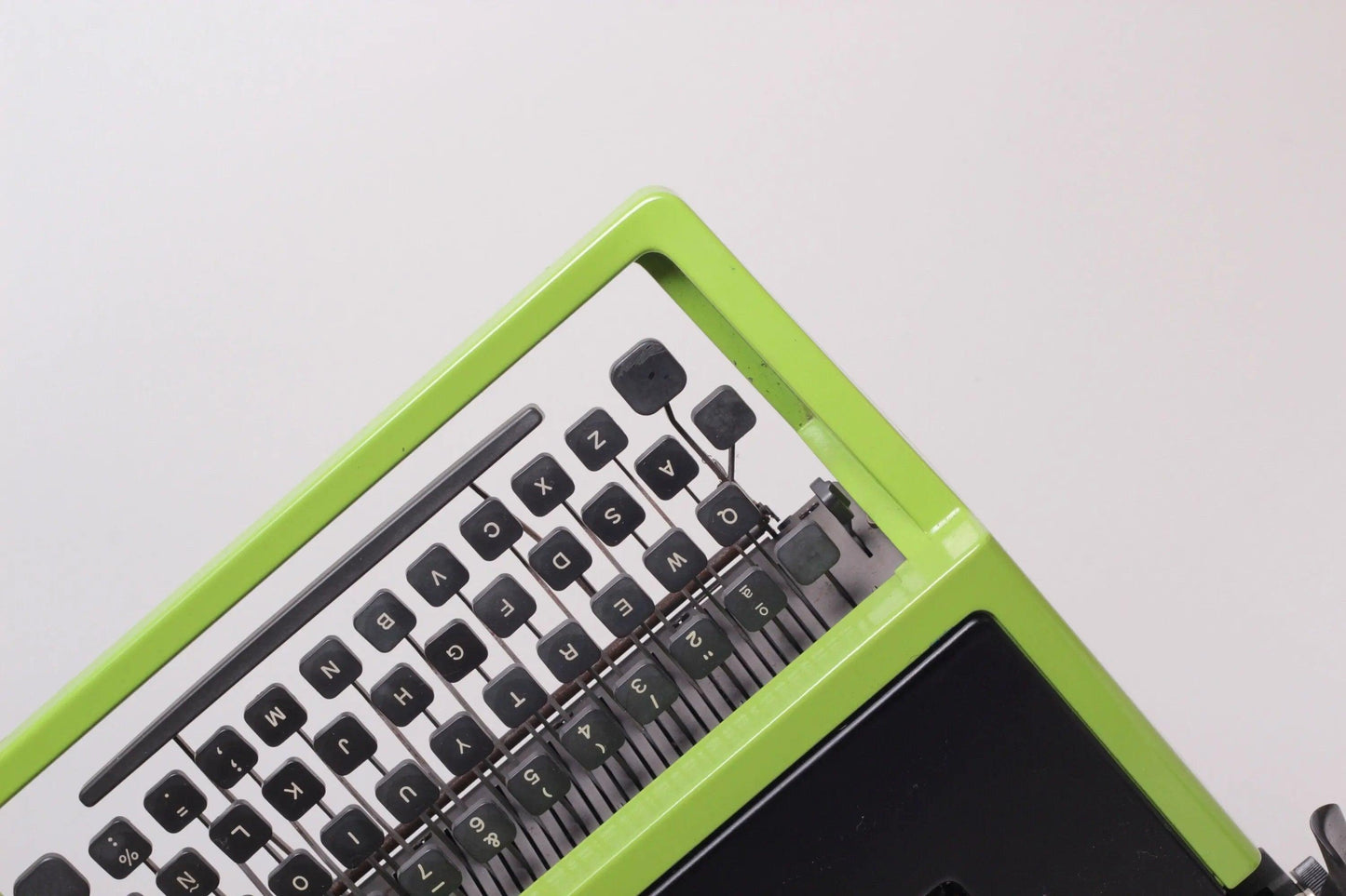 SOLD! Olivetti Dora Green Black, Vintage Manual Typewriter, Refurbished - ElGranero Typewriter.Company