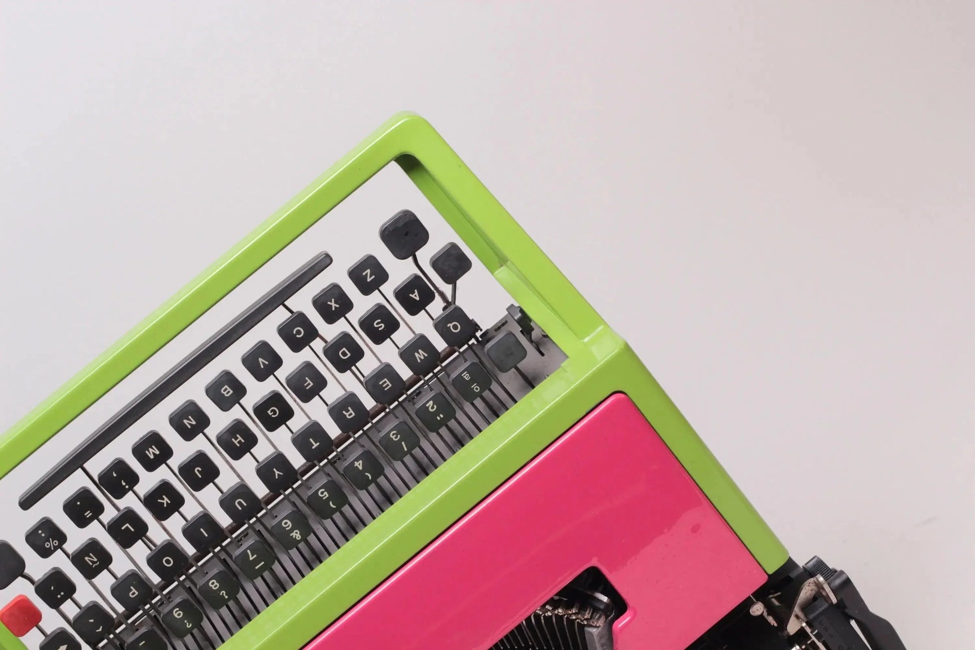 SALE! - Olivetti Dora/Lettera 31 Green & Pink Typewriter, Vintage, Mint Condition, Professionally Serviced - ElGranero Typewriter.Company