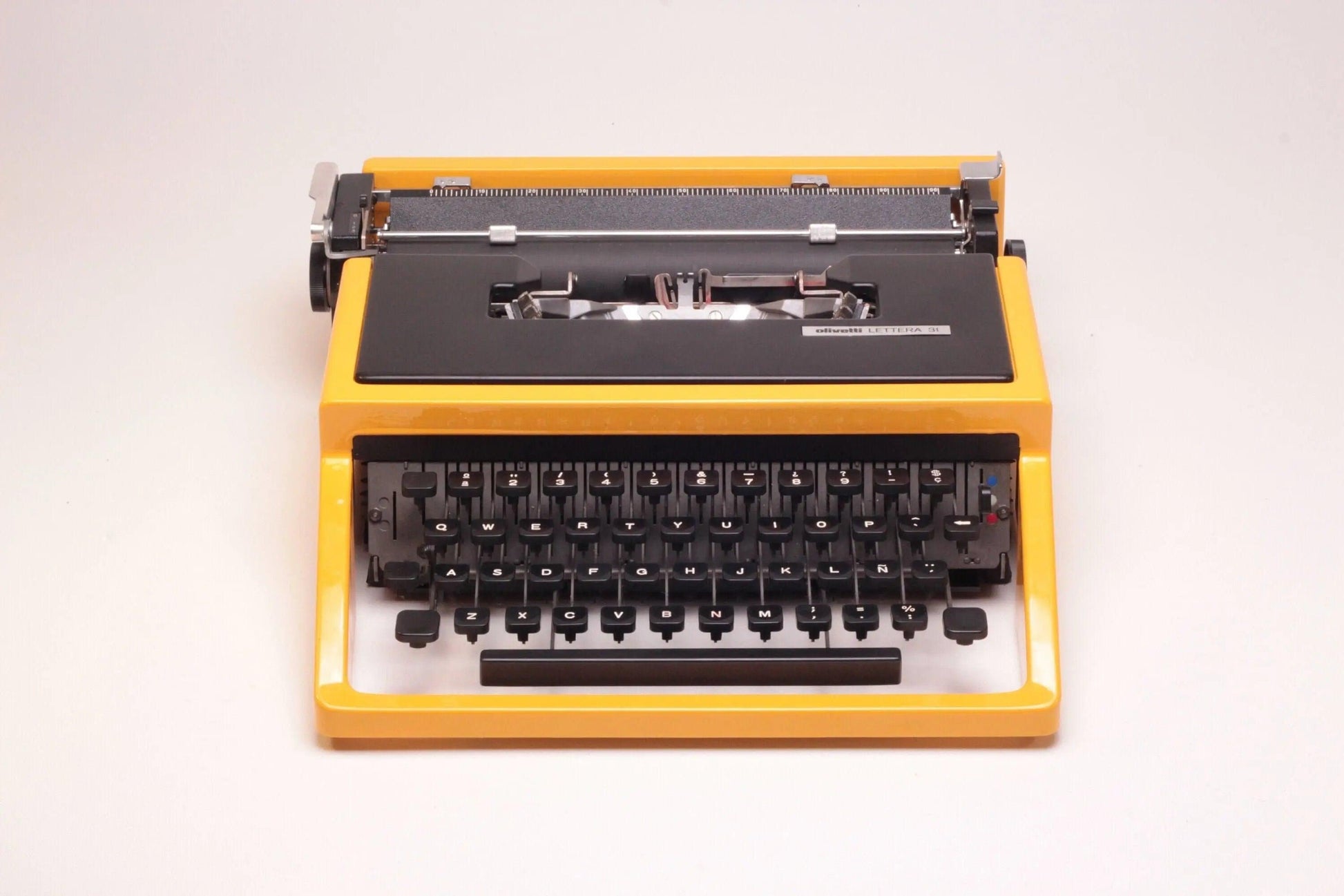 SOLD! Olivetti Dora Yellow, Vintage Manual Typewriter, Refurbished - ElGranero Typewriter.Company