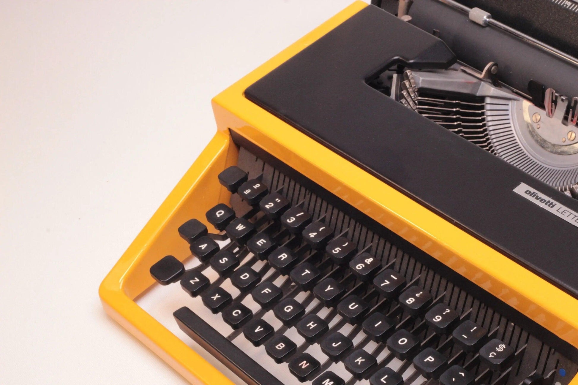 SOLD! Olivetti Dora Yellow, Vintage Manual Typewriter, Refurbished - ElGranero Typewriter.Company