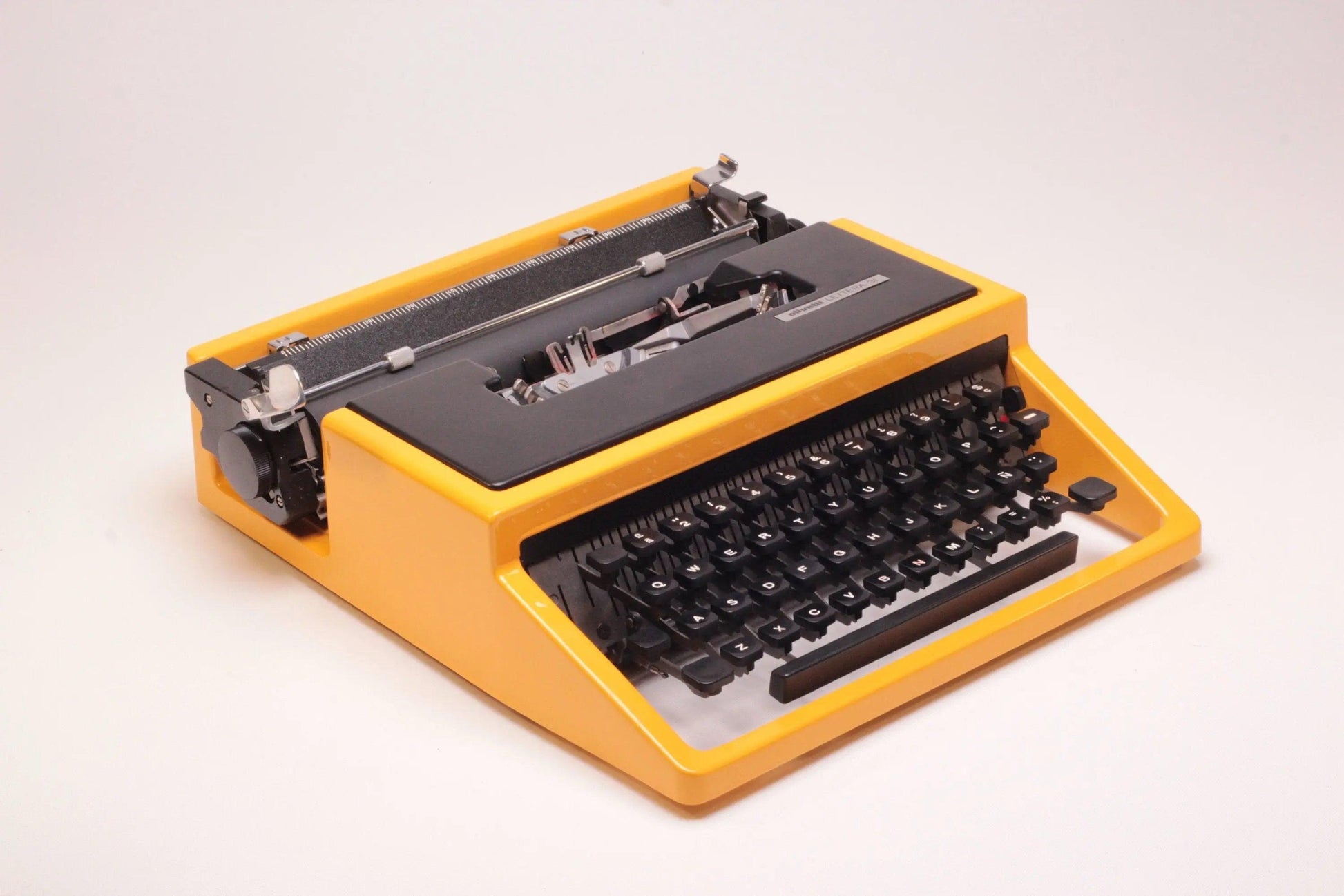 SOLD! Olivetti Dora Yellow, Vintage Manual Typewriter, Refurbished - ElGranero Typewriter.Company