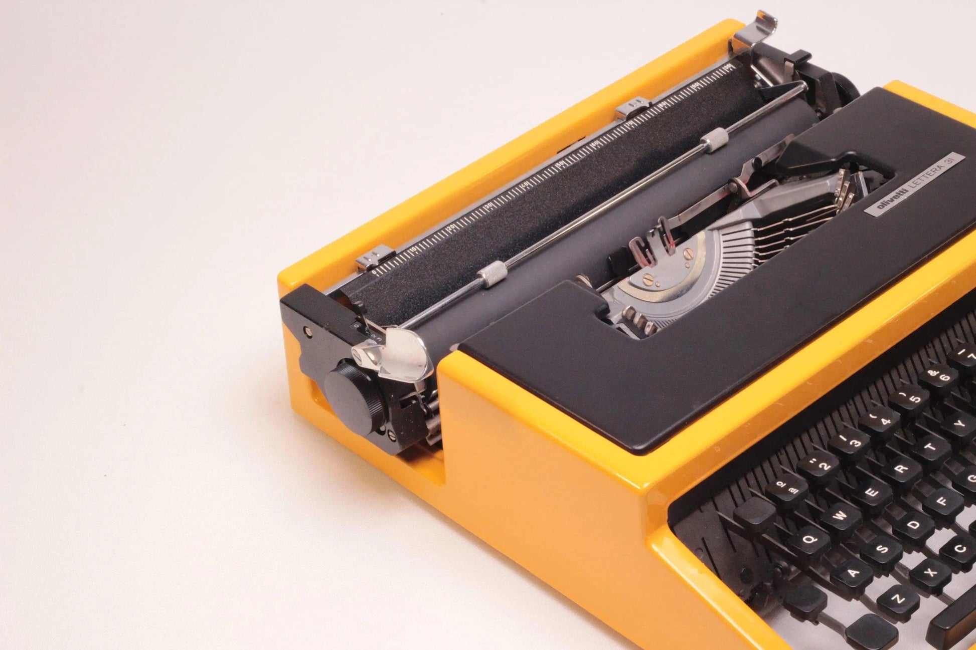 SOLD! Olivetti Dora Yellow, Vintage Manual Typewriter, Refurbished - ElGranero Typewriter.Company