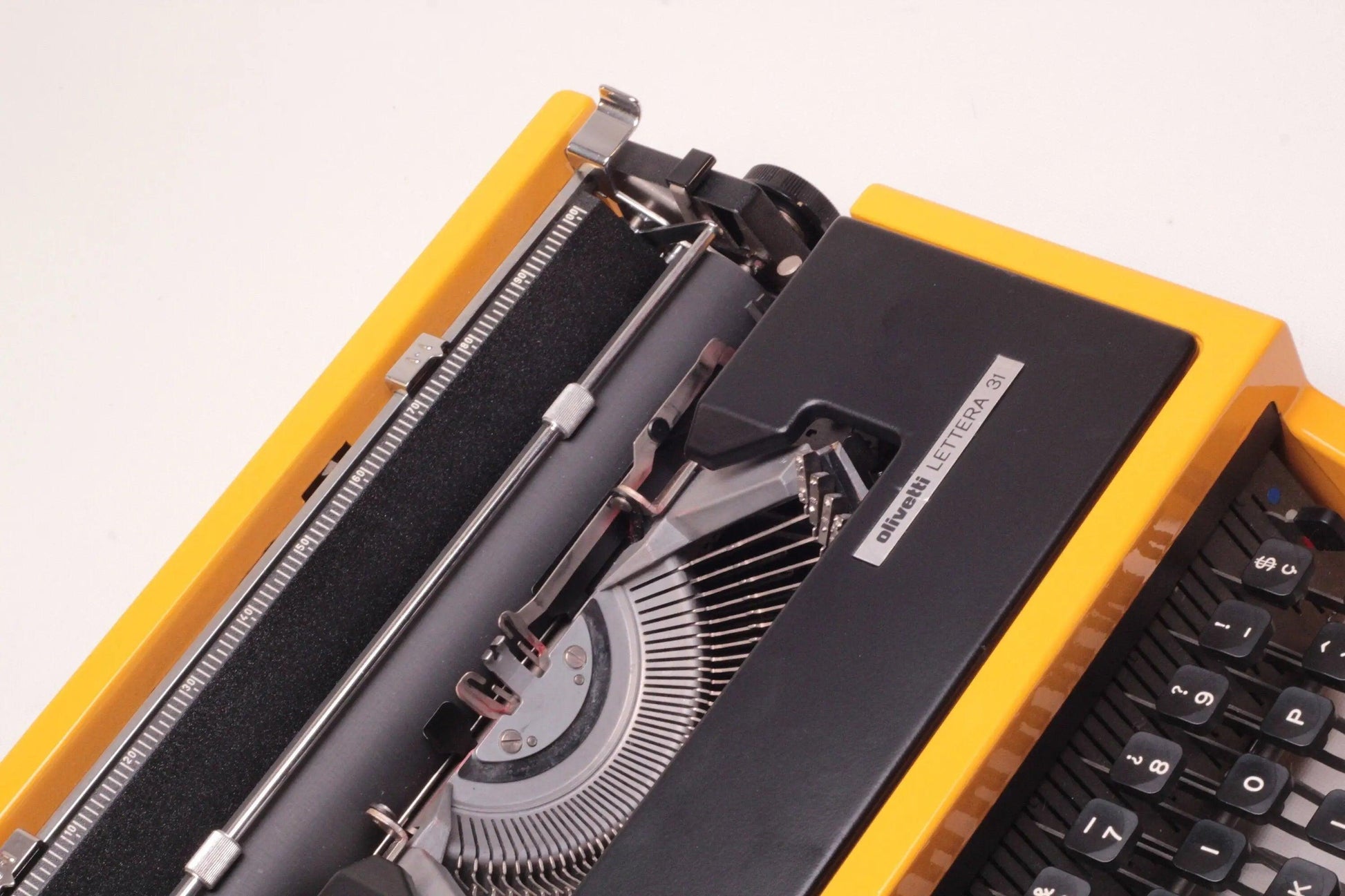 SOLD! Olivetti Dora Yellow, Vintage Manual Typewriter, Refurbished - ElGranero Typewriter.Company