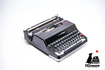 Olivetti Lettera 32 Glossy Black, Vintage Manual Typewriter, Restored - ElGranero Typewriter.Company
