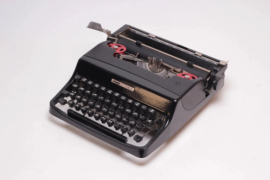 Olivetti Lettera 32 Glossy Black Vintage Manual Typewriter, Refurbished - ElGranero Typewriter.Company