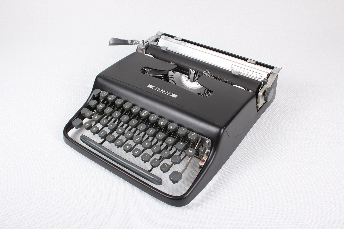 Olivetti Pluma 22 Black Vintage, Manual Typewriter, Serviced - ElGranero Typewriter.Company
