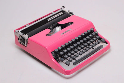 SOLD! Olivetti Pluma 22 Manual Vintage Typewriter, Portable, Serviced - ElGranero Typewriter.Company