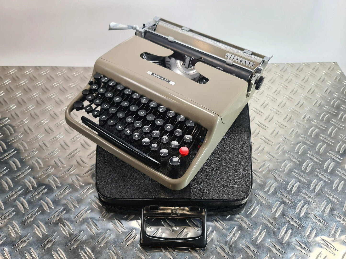 SOLD! Olivetti Lettera 22 Manual Vintage Typewriter, Portable, Serviced - ElGranero Typewriter.Company