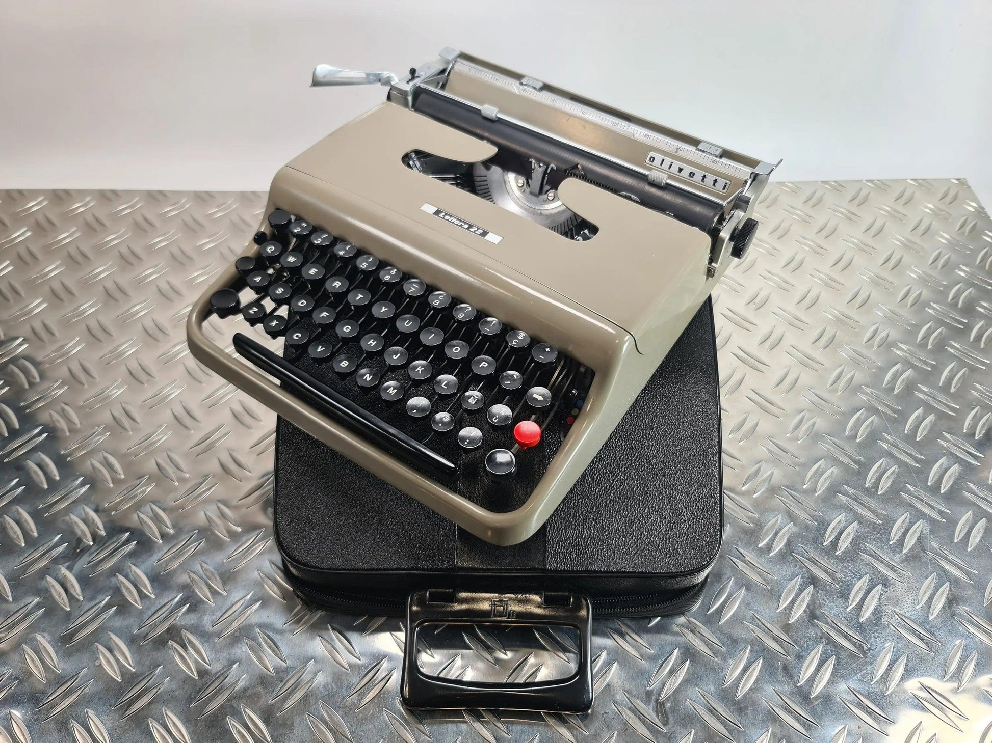 SOLD! Olivetti Lettera 22 Manual Vintage Typewriter, Portable, Serviced - ElGranero Typewriter.Company