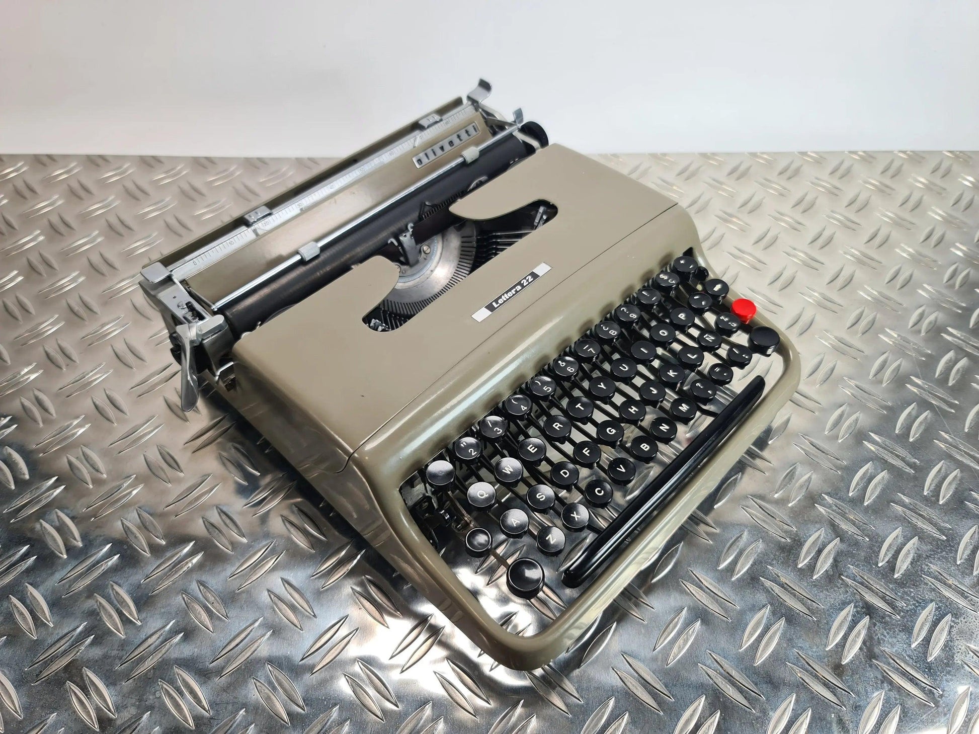 SOLD! Olivetti Lettera 22 Manual Vintage Typewriter, Portable, Serviced - ElGranero Typewriter.Company